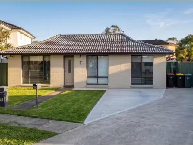 7 Climus Street, HASSALL GROVE House for rent Listed by Paris.