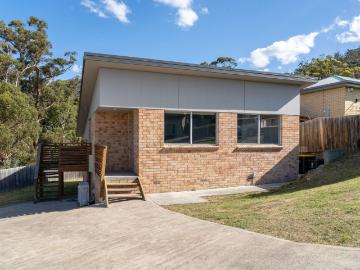 7 coach rd, chigwell