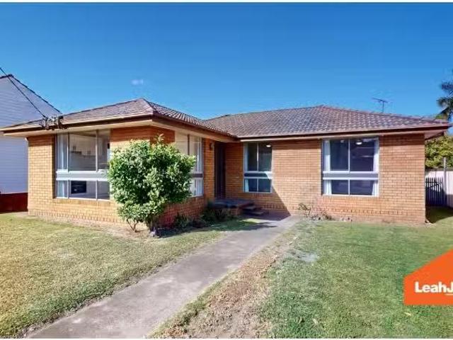 7 Floraville Road, Belmont North House for rent Listed by Lea.