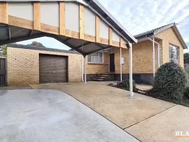 7 Greenbank Avenue, Queanbeyan House for rent Listed by Black.