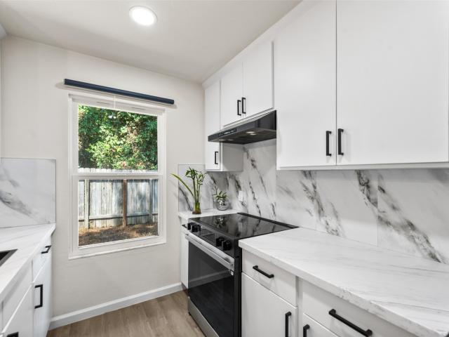 7 Hasting Oak Court