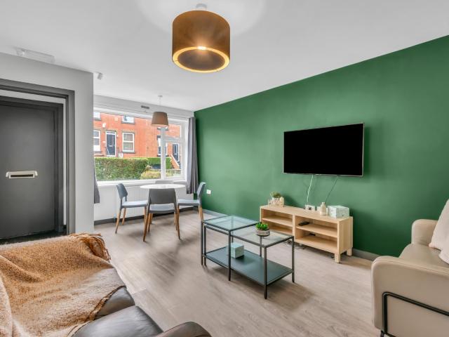 7 HESSLE WALK Leeds LS6 1EJ