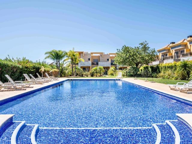 Moradia V3 piscina, garagem em box, jardim e bbq exclusivo a. 150m² Ferreiras