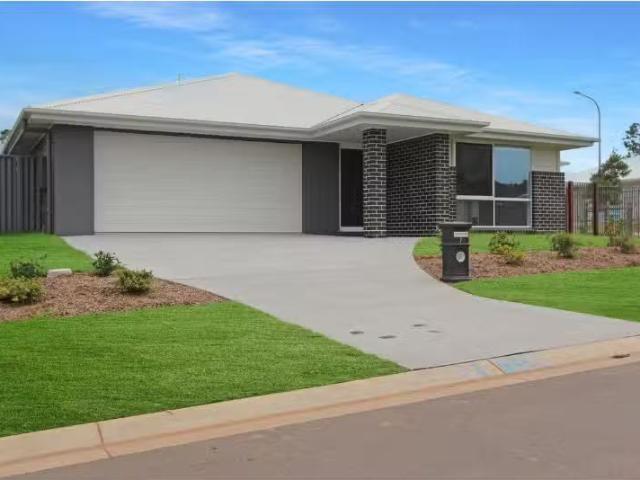 7 Pepperberry Parade, Port Macquarie House for rent Listed by.