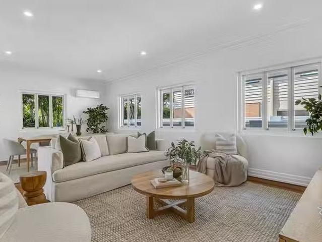 7 Rolle Street, Holland Park West, QLD 4121