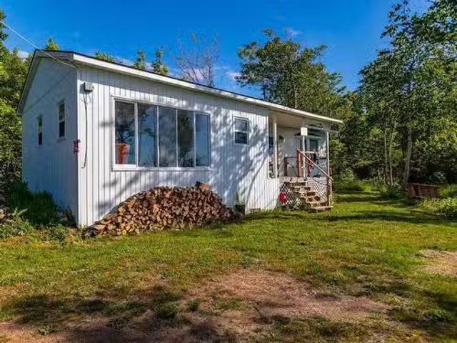 7 Sunset Avenue, Phinneys Cove, NS, B0S 1L0 house for sale.