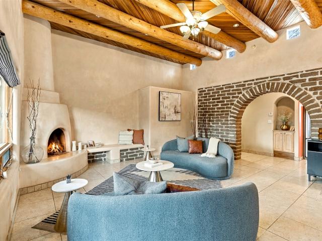 7 W Azulejo Court