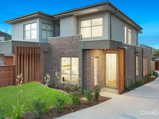 7 years young and very well maintained stylish modern home