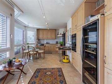 7 Zimmer Penthouse im 3. Stock eines Eigentumswohnungsgebäudes