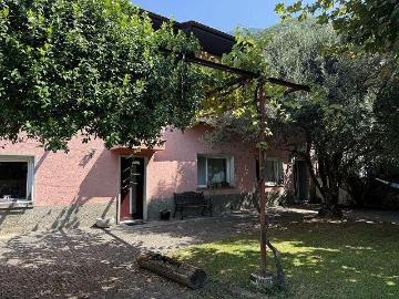 7 1/2 Zimmer Villa mit grossem Garten an sehr ruhiger, sonniger Aussichtslage/Villa mit 7 1/2 Zimmern und grossem Garten, sehr ruhig, sonnig