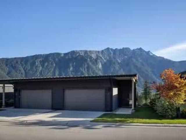 7 4000 Sunstone Way, Pemberton, BC, V0N 2L3 duplex for sale.