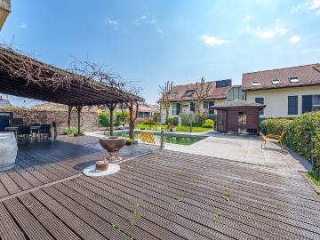 7,5 Zimmer Dorfhaus mit Pool im Herzen von Gilly
