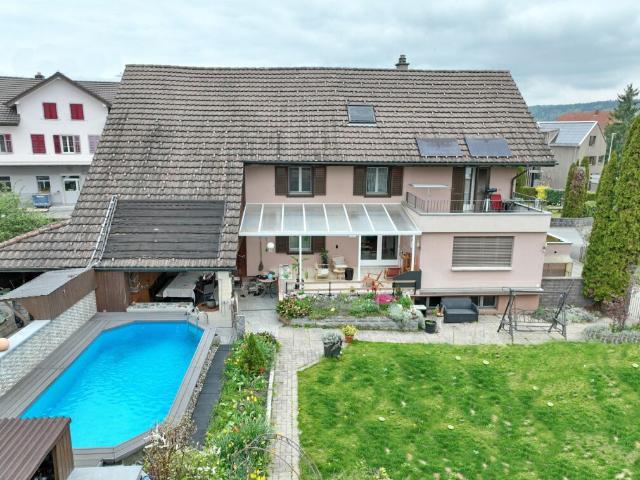 7.5 Zimmer Haus mit zusätzlichen Nutzungsräumen, grossem Garten, zwei Sitzplätzen und Schwimmbad