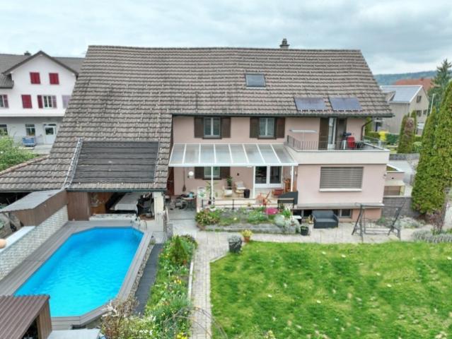 7.5 Zimmer Haus mit zusätzlichen Nutzungsräumen, grossem Garten, zwei Sitzplätzen und Schwimmbad
