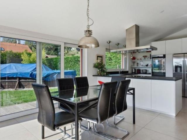 7,5 Zimmer Familienvilla mit separatem 1,5 Zimmer Studio, freier Blick