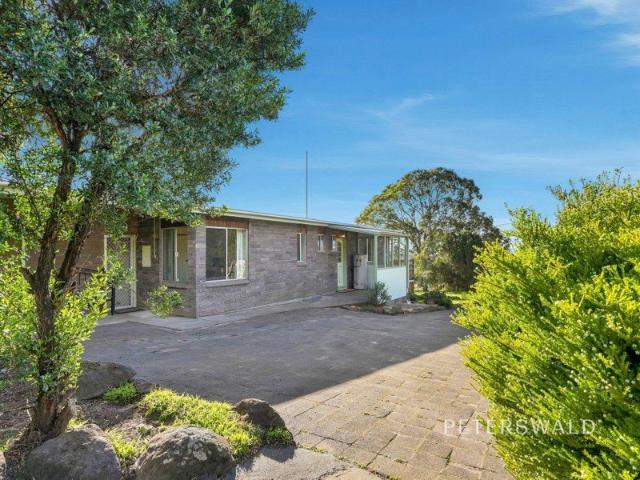7.6 acre family hideaway in the original Acton Estate