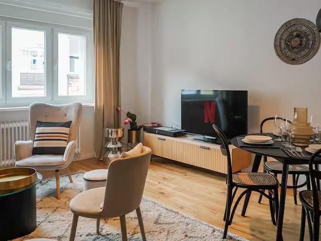 7Seas City Apartment l Design l Balkon | Netflix