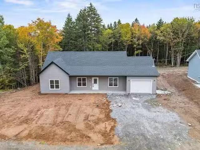 83 Pinewood Drive, East Hants, NS, B0N 1Z0 house for sale L.