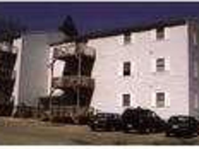 $800 / 2br Very Large 2 BR Floorplan with Large Deck in Quiet Neighborhood