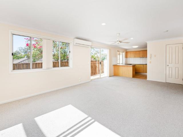 $800 per week / $3,200 Bond