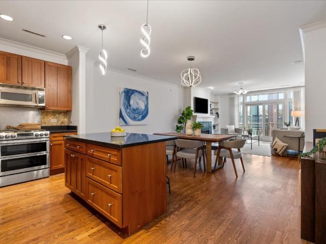 800 W Cornelia Avenue # 407