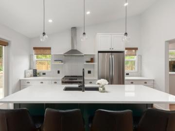 Greater Vancouver - Patio, Garden, Fireplace