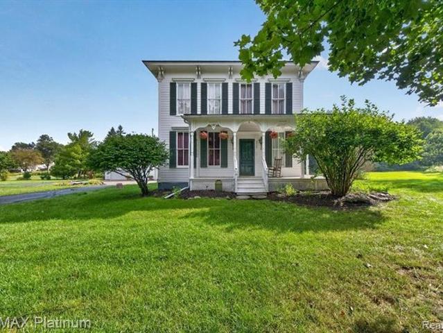 8045 Chilson Rd, Hamburg Township, MI 48169