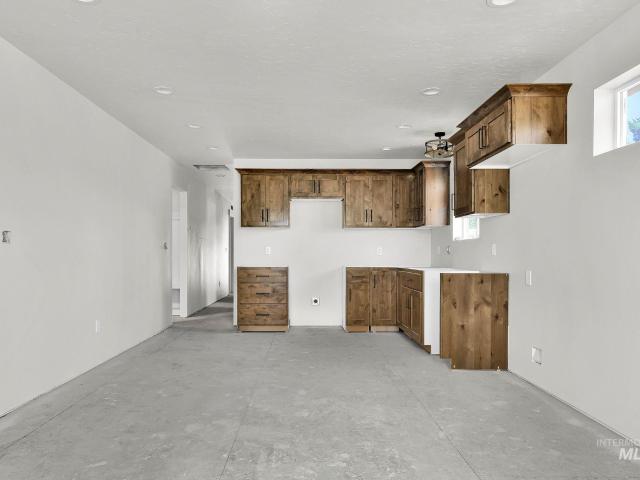 804 S Commercial Ave