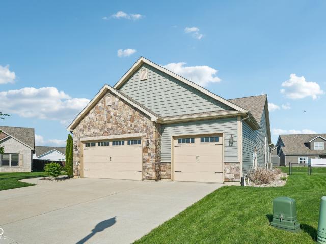 806 Foxglove Court