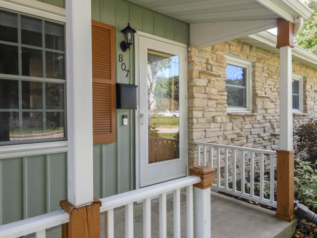 807 Meadowbrook Dr