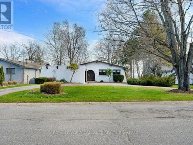 807 Wartman Avenue, Kingston City Southwest, ON, K7M 4M3 Luxury House for sale | Listing ID X13086 | Royal LePage Carriage Trade Luxury Properties