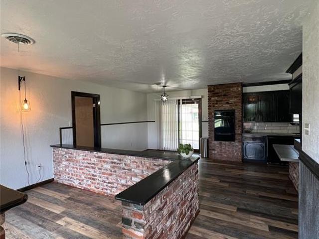 808 S Rush Avenue