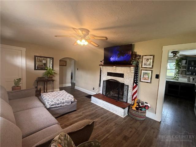 808 Piney Creek School Road
