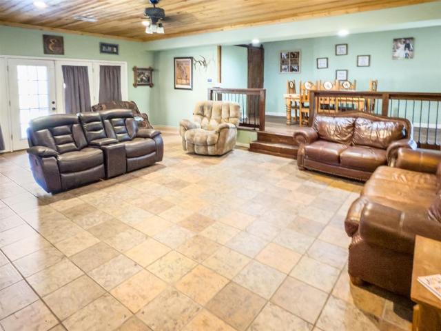 8090 County Road 4528, Palestine, TX 75803 | MLS #21125