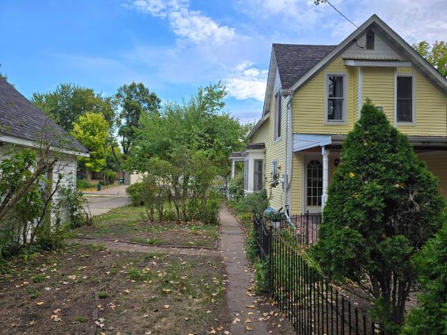 809 Oak Street