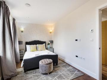 80 Back Church Lane, Twyne House. 2 bed apartment to rent £3,000 pcm £692 pw