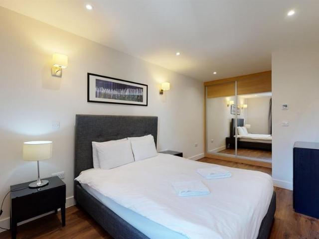 80 Back Church Lane, Twyne House. 2 bed apartment to rent £2,950 pcm £681 pw