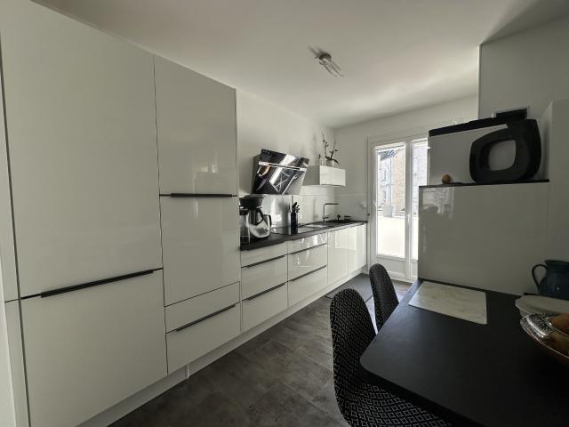 80 m2 + terrasse 43 m2 + parking et cave