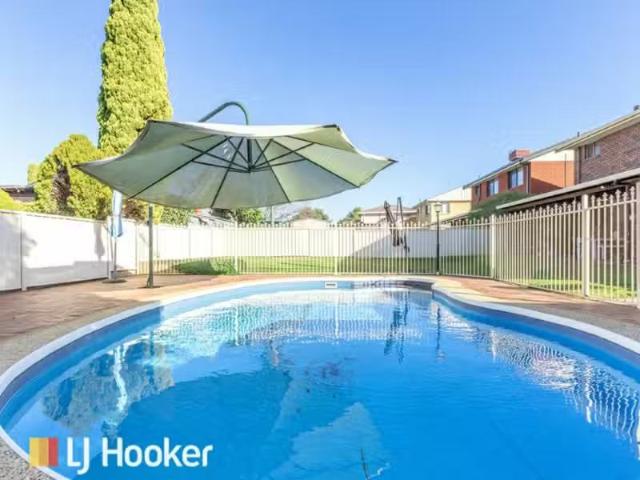 80 Mc Rae Street, HILLVUE House for rent Listed by Hope Blayd.