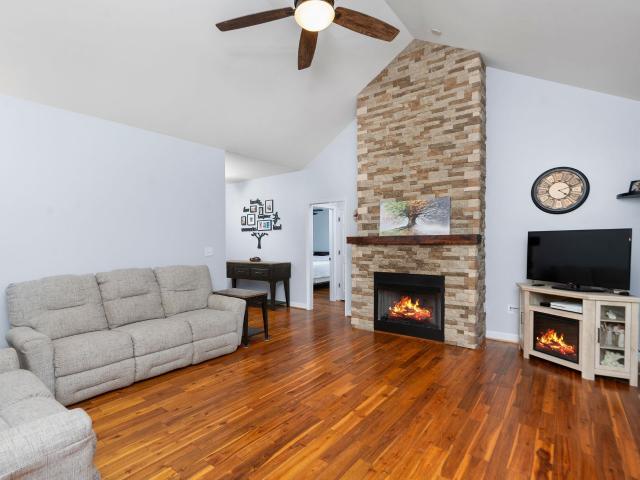 80 riverhead dr