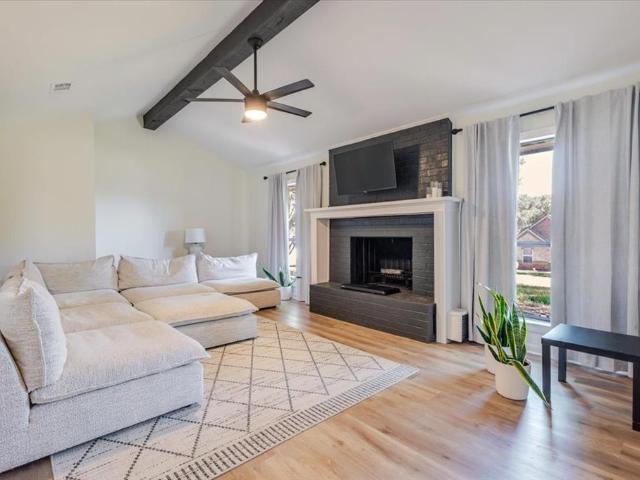 8105 Ravenswood Road