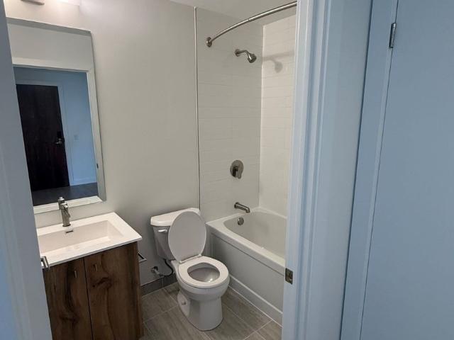 810 25 Wellington Street, Kitchener