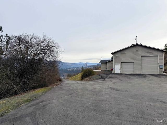 811 Crest Dr