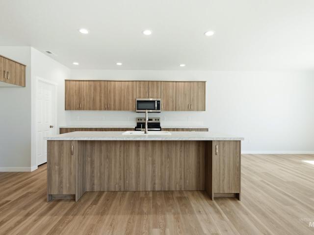 811 Thunderbolt Dr