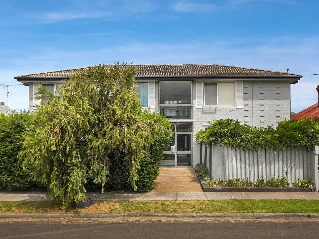 8/123 Emmaline Street, Northcote