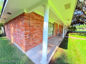 812 Meadowbrook Lane