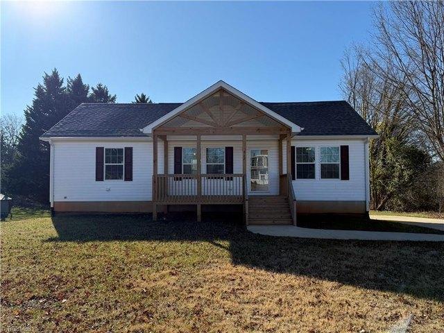 812 W Main St, Pilot Mountain, NC 27041