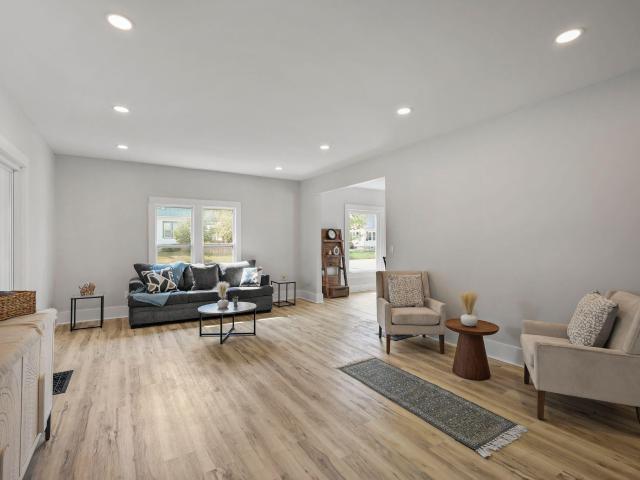 812 W Sherman Ave