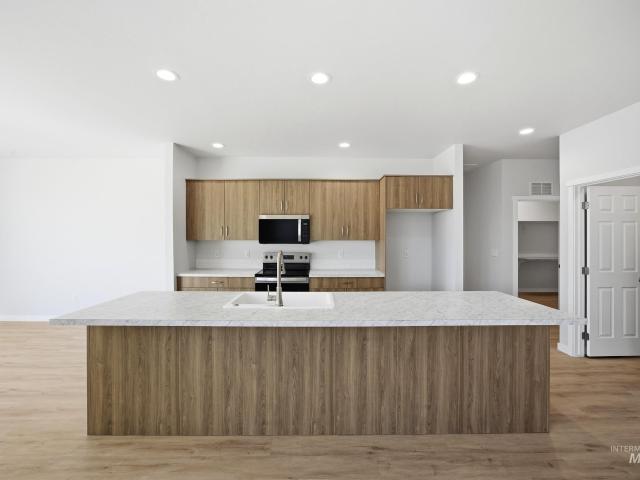 812 Thunderbolt Dr
