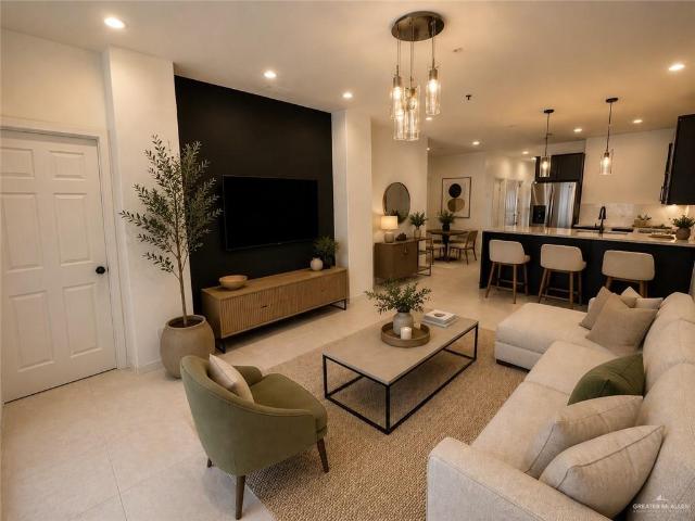 813 Travis Street 213